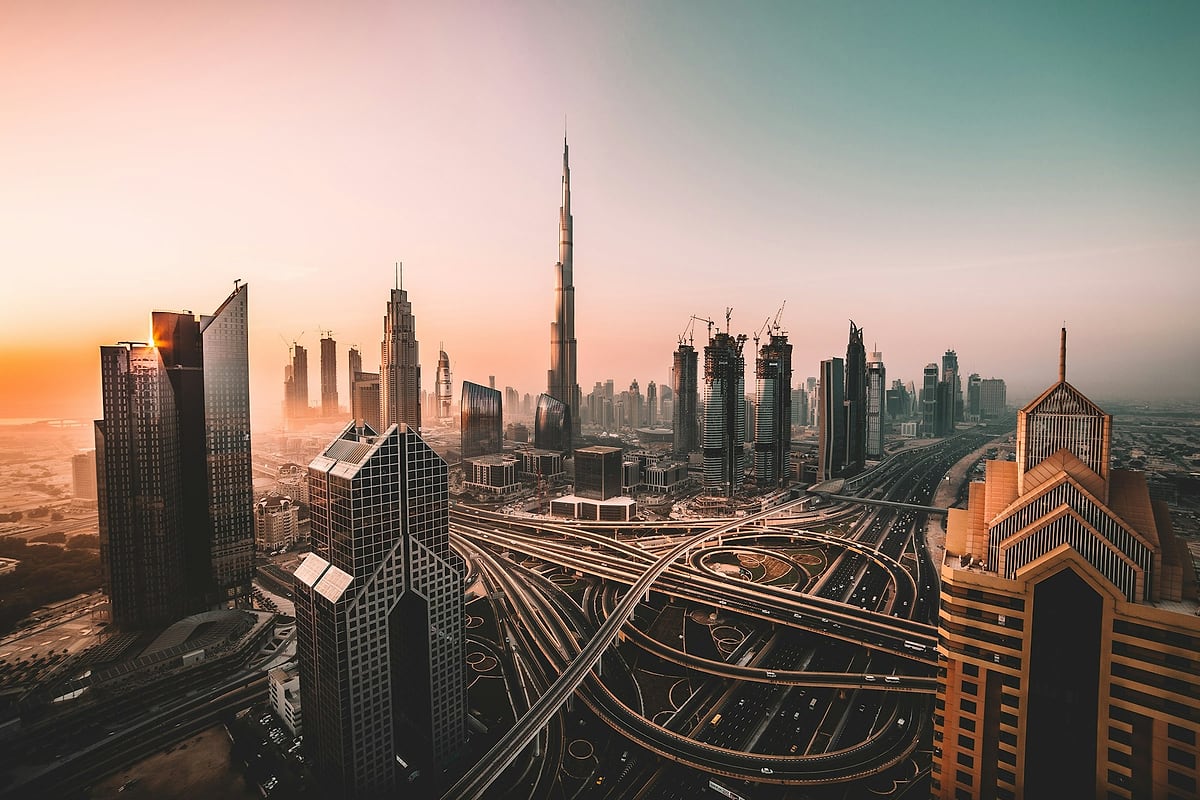 دبي عند الشروق: برج خليفة فوق تقاطع شارع الشيخ زايد